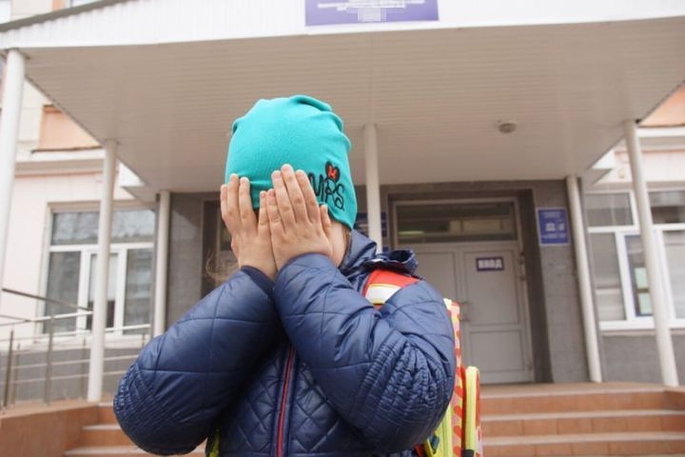 В Новосибирске незнакомец приставал к маленьким девочкам.
