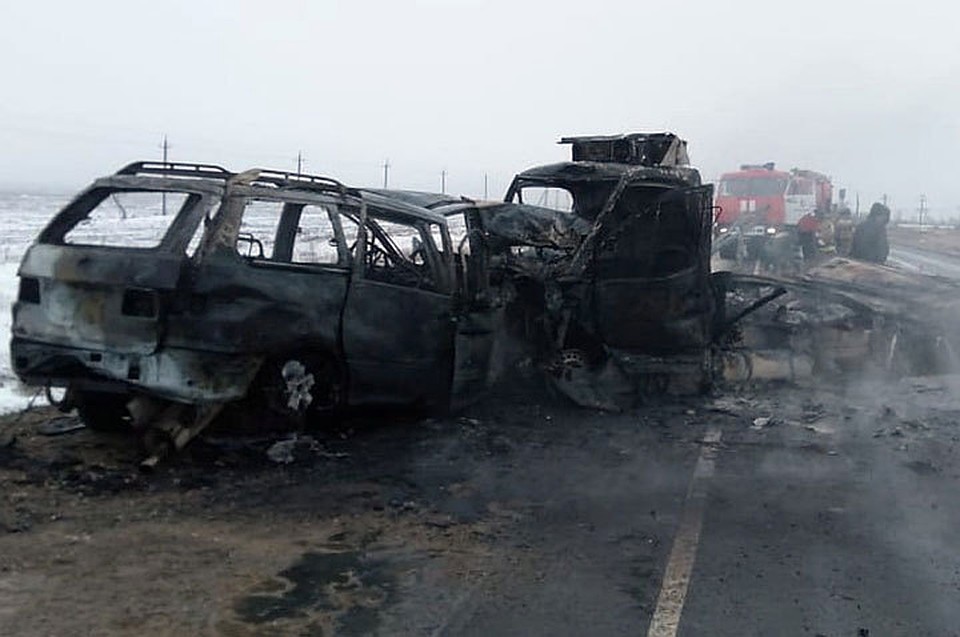 После столкновения оба автомобиля загорелись (фото УМВД России по Оренбургской области)