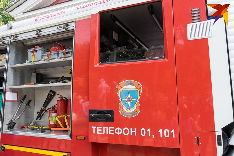 В Орле в Культурном переулке сгорел ангар с макулатурой