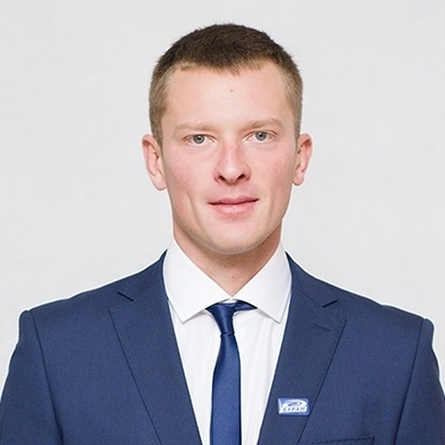Михаил Бирюков резко обращается с попадающими под горячую руку предметами.