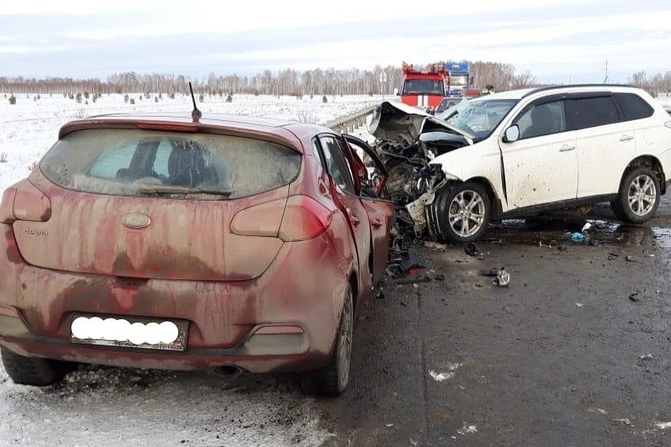 В лобовой аварии на трассе в Пластовском районе погибла пенсионерка. Еще два человека пострадали. Фото: группа "Управлении-Гибдд-По Челябинской-Области" vk.com