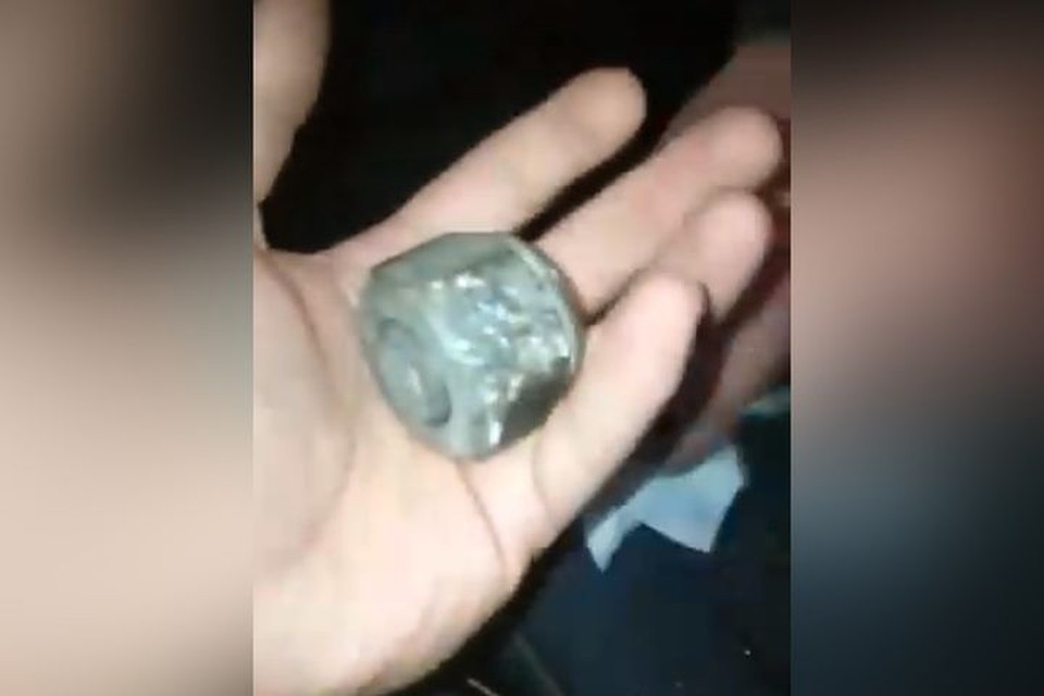 В лобовое стекло легковушки попала гайка от фуры, она пробила голову пассажиру. Фото: стоп-кадр