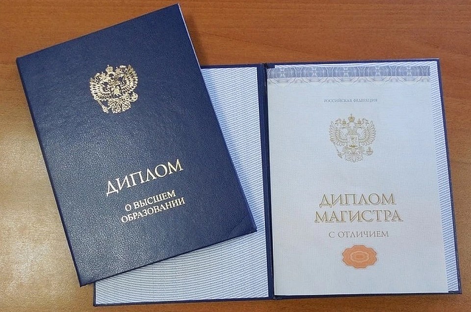 О том, как ее трудоустроили в администрацию да еще и неплохую должность, непонятно.