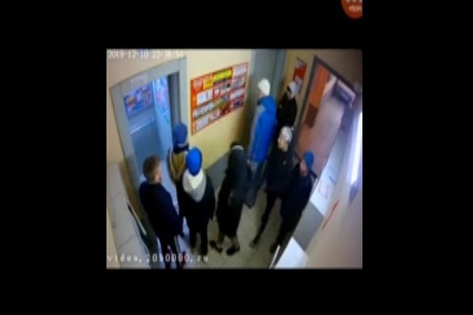Подростки толпой избивают людей в Первомайском районе. Фото: Кадр из видео