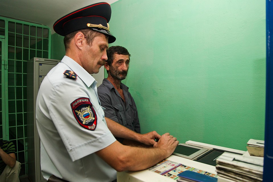 Преступники четыре года помогали мигрантам въехать в страну и получить гражданство.