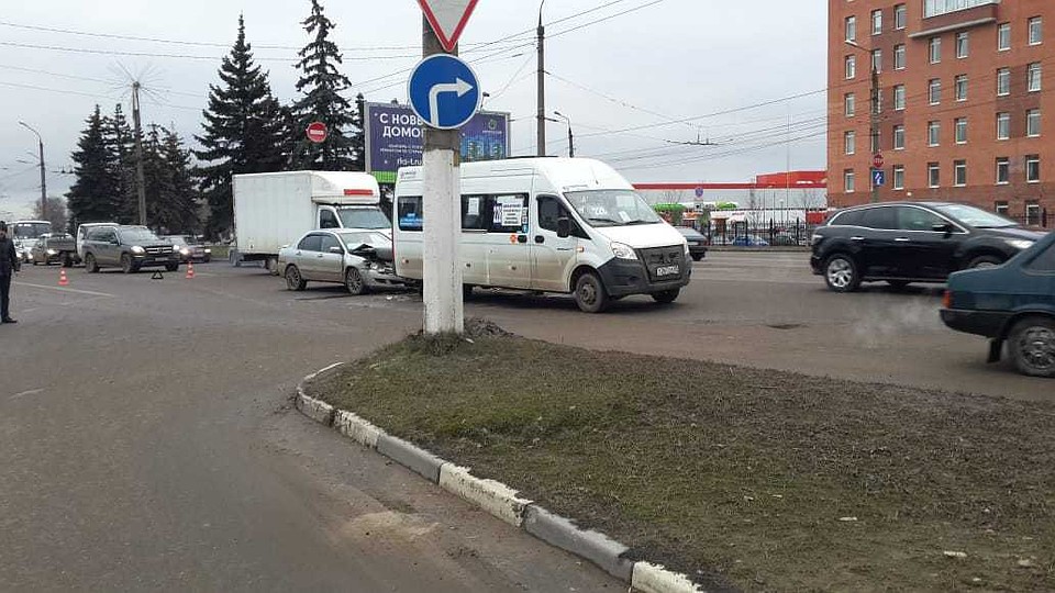 Легковушка столкнулась с маршруткой в Твери Фото: УГИБДД России по Тверской области
