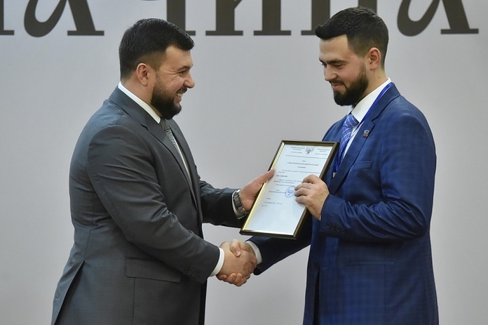 Денис Пушилин вручил Указ о назначении Алексею Зиборову. Фото: denis-pushilin.ru