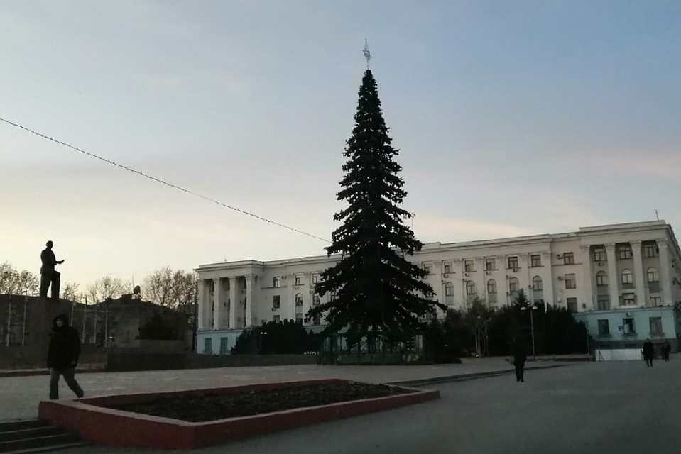 Елку осталось только нарядить.