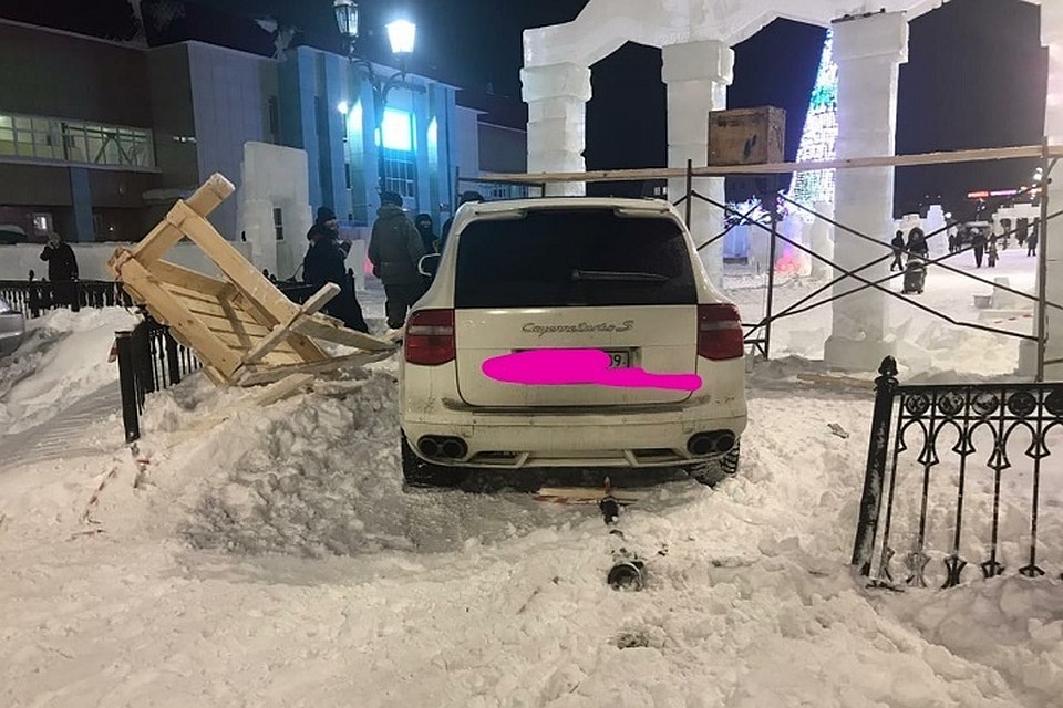 Дорогой кроссовер протаранил ледовый городок в Тарко-Сале Фото: группа "Сплетни | Тарко-Сале." vk.com