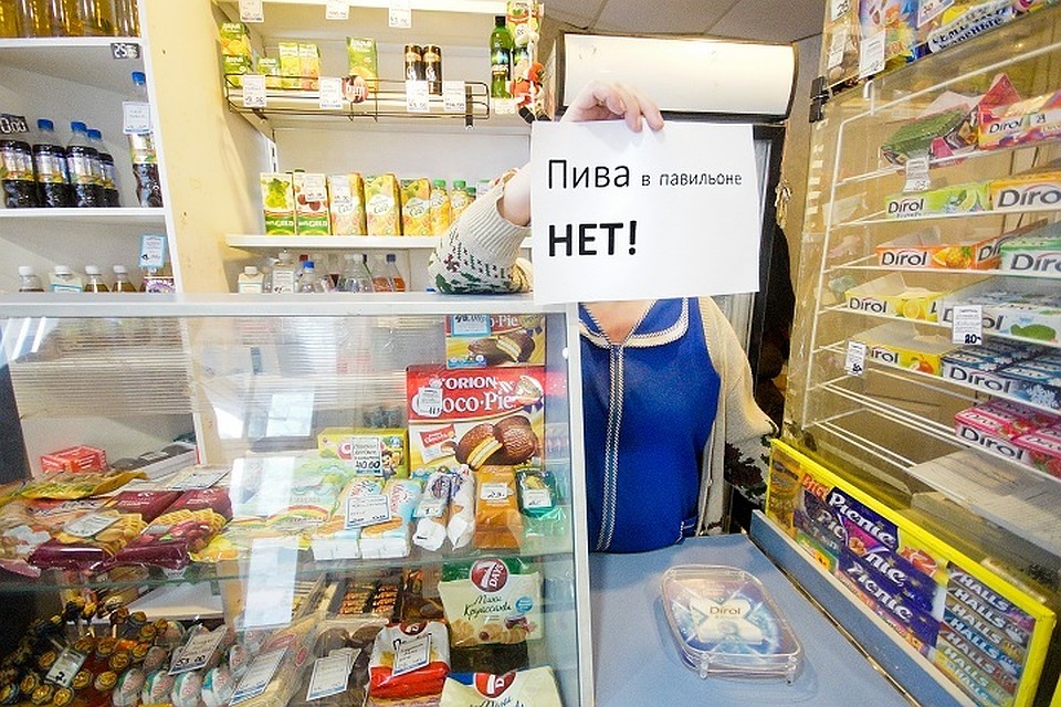 Молодой человек ворвался в магазин и ограбил кассу, угрожая продавщице ножом