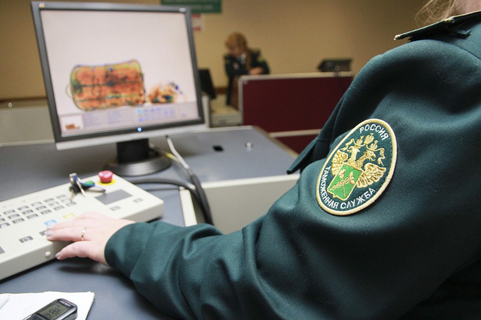 Две крупные партии товара застряли в Большом морском порту Петербурга.