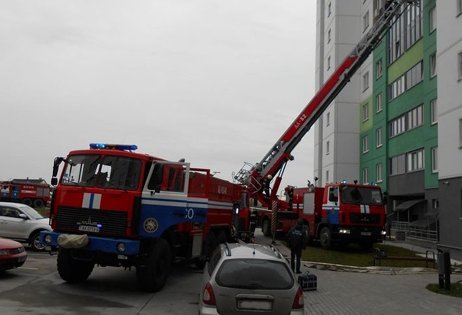 В Гродно в многоэтажке загорелась лифтовая шахта: пожарные спасли 11 человек. Фото: Гродненское областное управление МЧС
