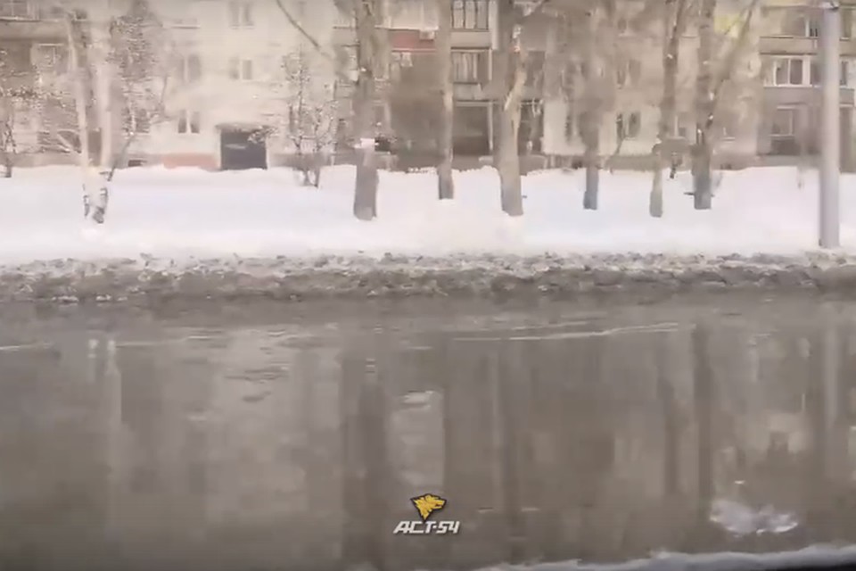В Новосибирске затопило одну из городских магистралей. Фото: стоп-кадр