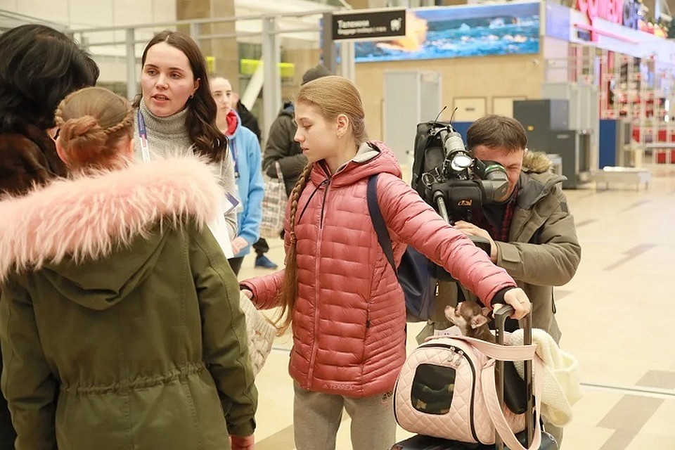 Александра Трусова в аэропорту Красноярска. На льду мы увидим ее 27 декабря.