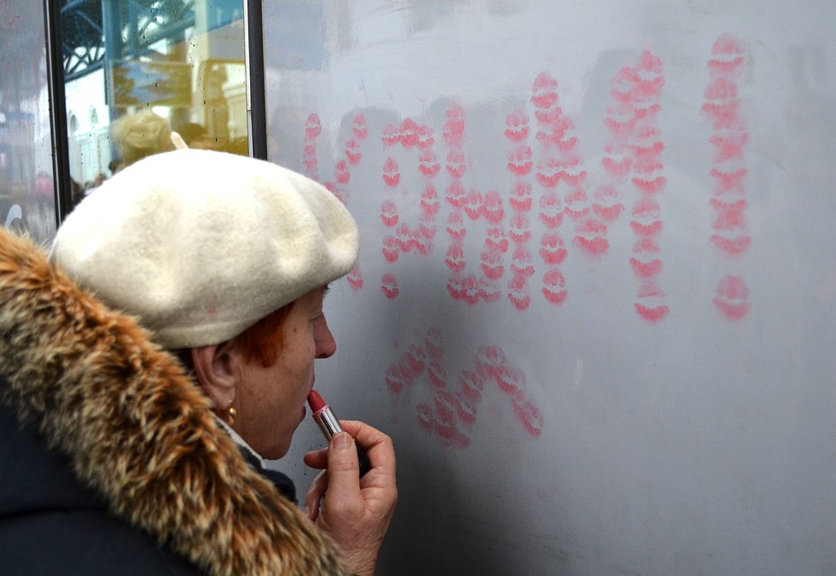 Женщина составила из поцелуев слово «Крым»