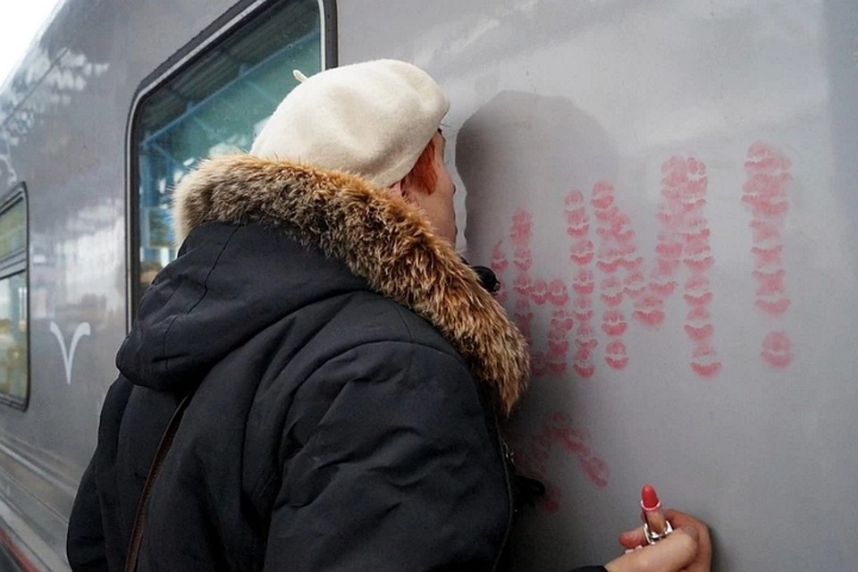 Жительница Севастополя Александра Михайловна поцеловала первый поезд из Питера