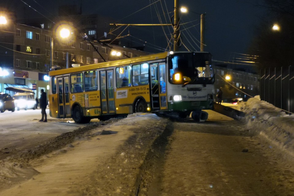 Автобус сбил столб и оказался на тротуаре. Фото: Мурманск – столица Арктики!