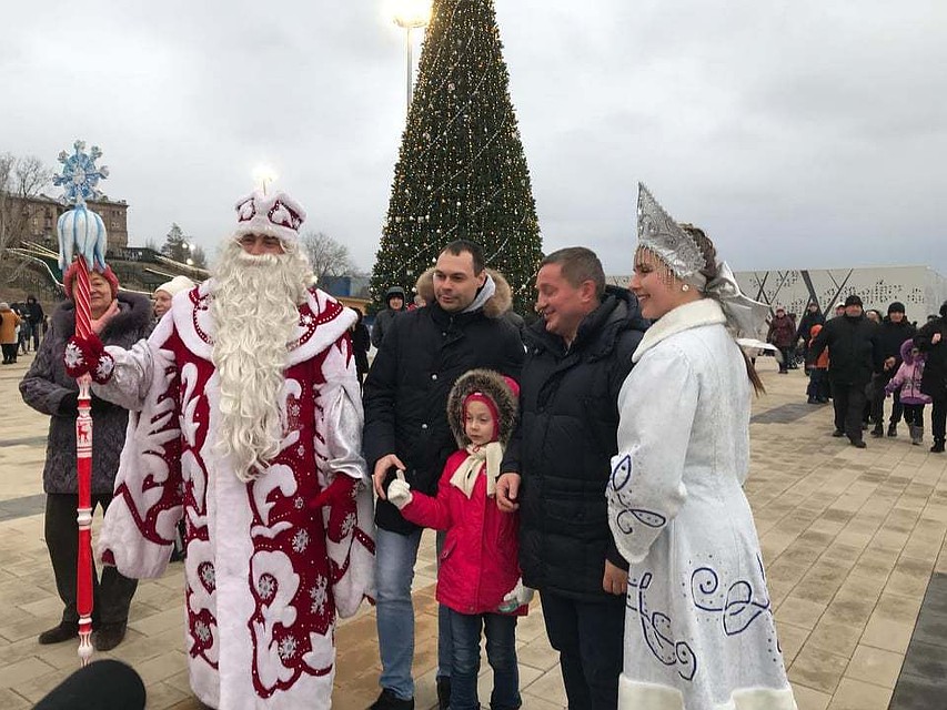 Губернатор пообщался с волгоградцами у главной елки. Фото: администрация Волгоградской области