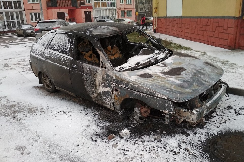 Ночью в Липецке на ЛТЗ сгорела "Лада Приора"