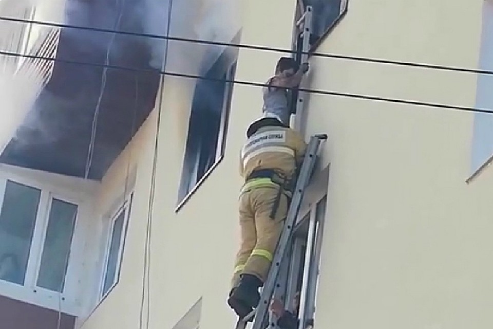 Дым блокировал выход для соседей. Фото: ГУ МЧС России по Приморскому краю