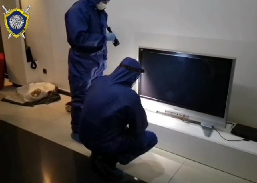 В этой квартире на улице Романовская Слобода и нашли тело женщины, конечности которой обнаружили в сумке, выброшенной в Свислочь. Фото: кадр виде с телегрвм канала @skgovby