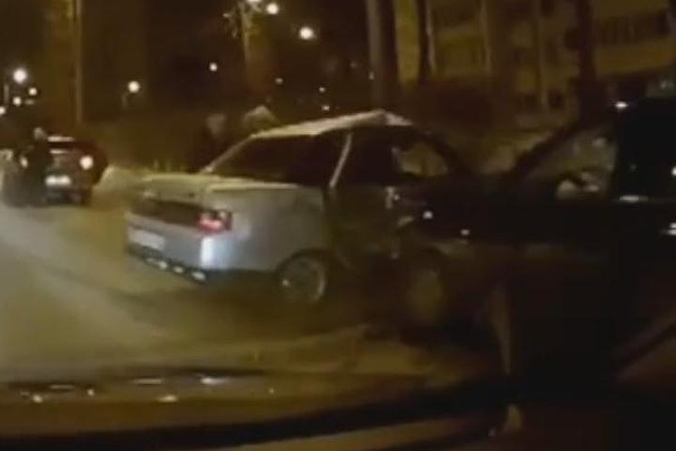Авария на Бульвара Гагарина. Фото: скриншот видео группы ВК "ЧП ДТП Пермь".