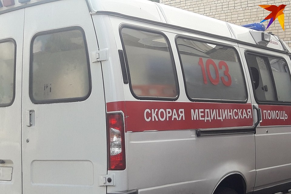 Сотрудники метро сами подняли упавшего мужчину на платформу и передали медикам.