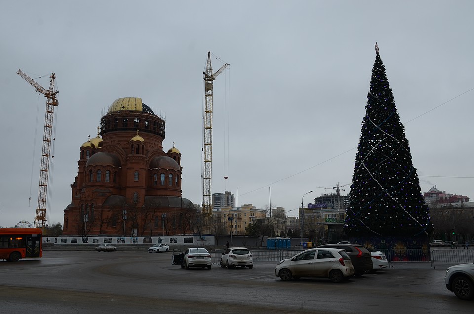 Вместе собора с куполами высота собора составила 52 метра.
