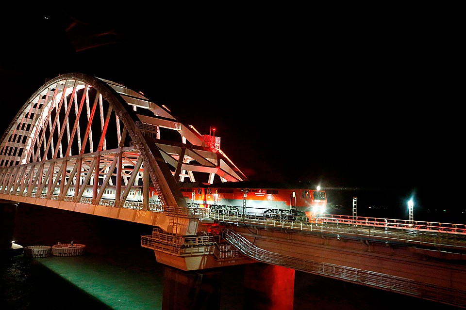Пассажирские перевозки в Крым уже начались. Теперь полуостров ждет грузовые поезда. Фото: Валерий Матыцин/ТАСС