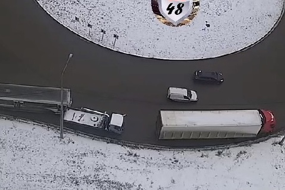 В Липецке автобус протаранил манипулятор, а тот врезался в фуру