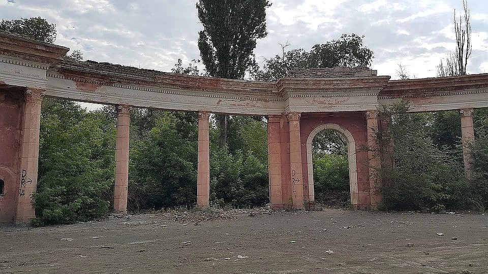 От былой славы стадиона сегодня мало что осталось. А после реконструкции, видимо, останется еще меньше.