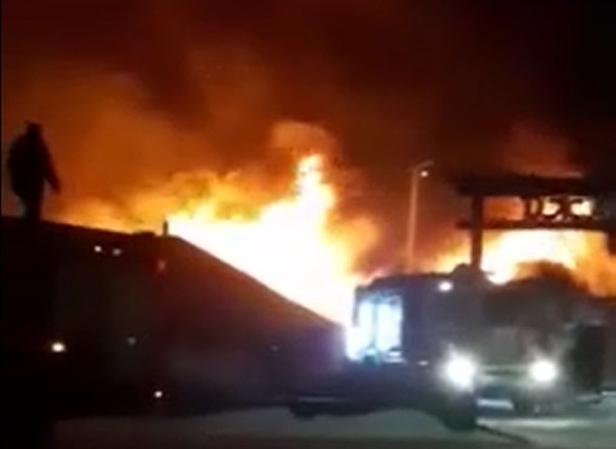 Огонь и дым от пожара было видно за несколько километров