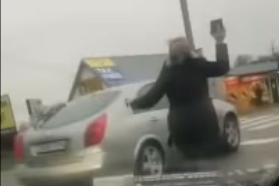 Женщина в очереди на границе автомобиль на ходу остановит. Ну или попытается. Фото: стоп-кадр видео