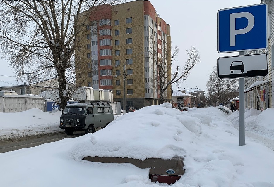 Потерянный в снегу автомобиль на ул. Максима Горького