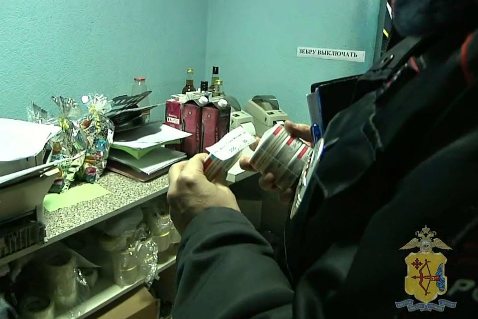 На днях нашли еще один нелегально торгующий магазин. Фото: скриншот с видео 43.мвд.рф