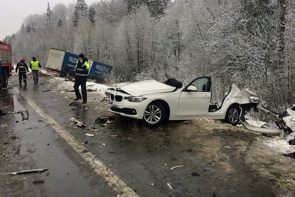 BMW врезалась в попутный большегруз MAN. Фото: МЧС.