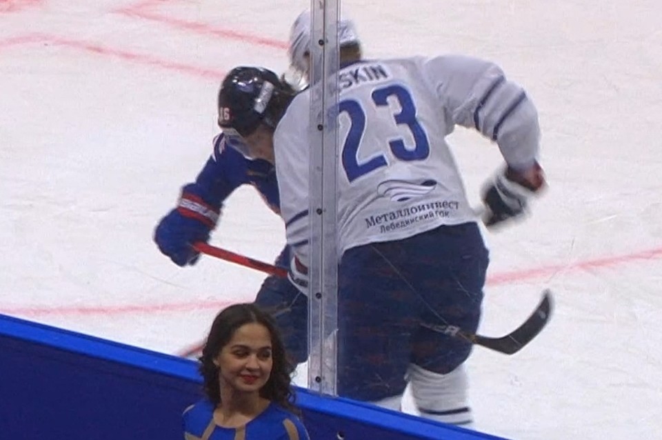 Плотников вышел из себя и ударил соперника Яшкина дважды в пах. Фото: khl.ru