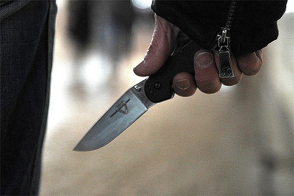 В Невском районе двое случайных знакомых порезали ягодицу женщине-мяснику.