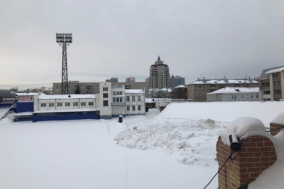 Снег на стадионе