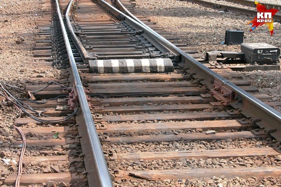 На переезде в Тверской области легковушку протаранил поезд