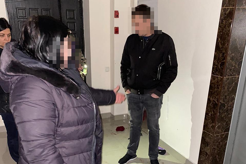 Подозреваемая на месте показывает, как все было. Фото: СУ СК РФ по Краснодарскому краю.