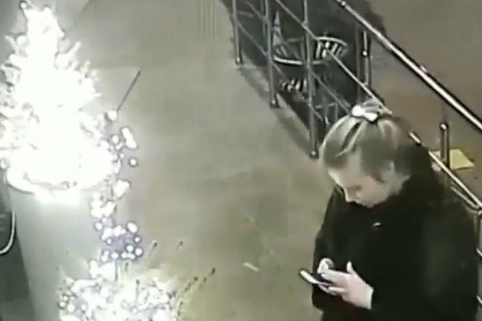 Женщин просят возвратить гирлянду в кафе. Фото: скриншот видео