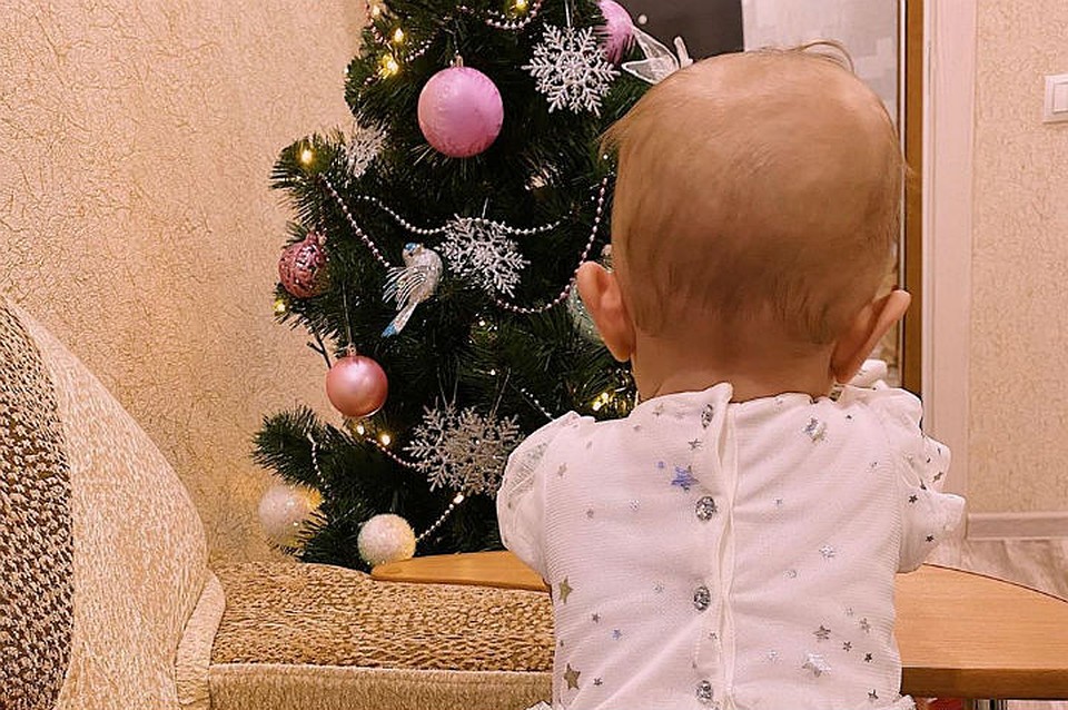 Лезут первые зубки: девочка из Бурятии, которая родилась раньше срока в Таиланде, отмечает первый день рождения. Фото: личная страница отца девочки в соцсети.