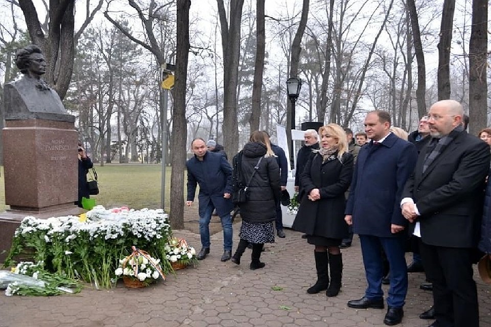 Ион Чебан вместе с членами официальной делегации Генерального совета муниципия Бухарест возложил сегодня цветы к бюсту поэта