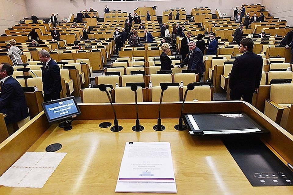 Александр Жуков рассказал журналистам, что в ведомстве депутатов с иностранным гражданством нет. Это регулируется специальной комиссией