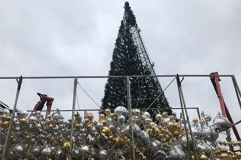 На Дворцовой площади разбирают елку.