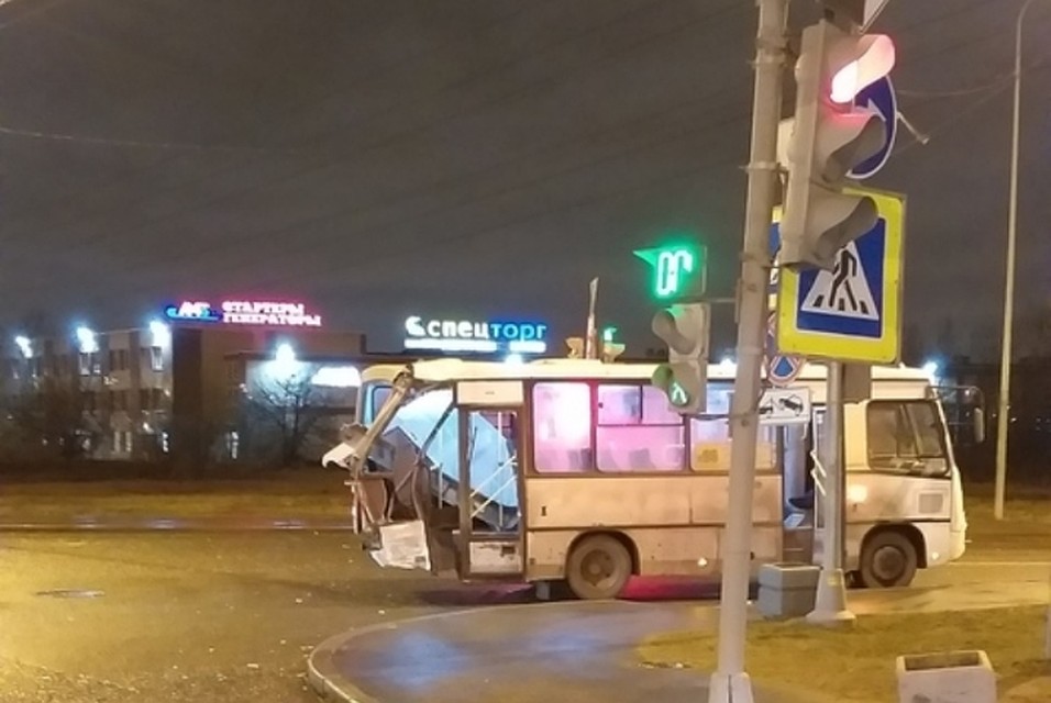 По словам очевидцев ДТП, в маршрутке находился один пассажир. Фото: vk.com/spb_today