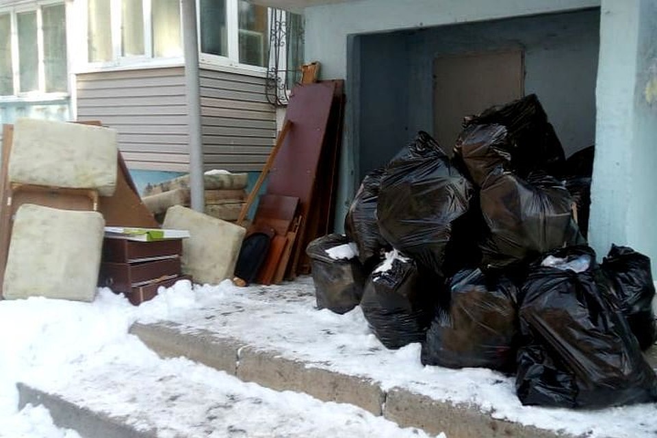 Крупногабаритный мусор у подъездов появляется довольно часто