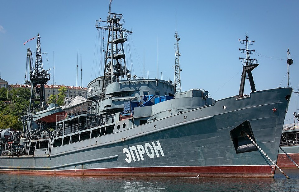 Экипаж спасательного судна "Эпрон" Черноморского флота в районе поселка Джубга поднял части самолета Пе-2 Фото: комитет по делам молодежи Тверской области