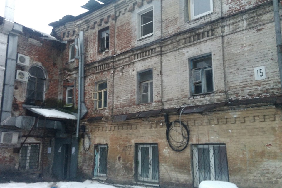 В неопознанном доме в центре Нижнего Новгорода люди живут без отопления и под постоянной угрозой обрушения